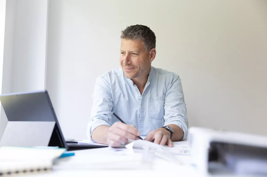 doctor-working-desk-office